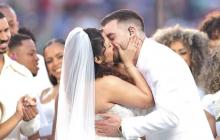 Pareja que se casó en el show del Super Bowl agradece a Bad Bunny por su boda