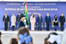 Tere Jiménez entrega aulas en escuela