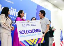 Tere Jiménez entrega 500 becas de movilidad