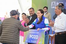 Tere Jiménez entrega apoyos al campo en Cosío