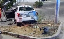 Dos sujetos lo amagaron con arma blanca; el vehículo quedó sin control y terminó impactado