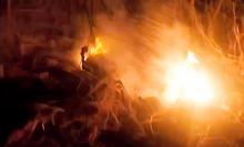 Por las condiciones en las que terminó el cuerpo, se estima que ya estaba en proceso de descomposición cuando lo alcanzó el fuego