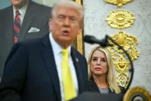 Trump destituye a Pam Bondi