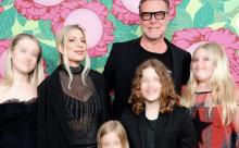 La actriz Tori Spelling sufre accidente automovilístico junto a 7 menores de edad 
