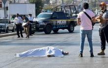 Intentaba cruzar a la altura de las Cumbres pero fue embestido por el motociclista que resultó lesionado tras la caída 