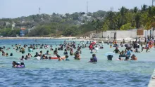 Sólo una playa en México no es apta para visitar en Semana Santa, asegura Cofepris pese a derrame en el Golfo