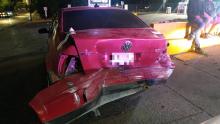 El accidente ocurrió durante la madrugada y dejó daños materiales en dos vehículos