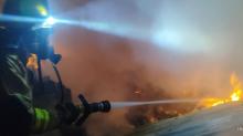 Bomberos combatieron un fuerte incendio en una vivienda donde el fuego consumió basura, dañó la estructura y acabó con la vida de una mascota