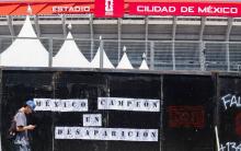 Familias buscadoras pegan fichas de desaparecidos en el Estadio Banorte a días del Mundial 2026