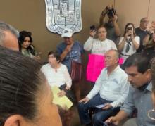 Vecinos del oriente toman Palacio Municipal exigiendo descuentos en sus recibos 