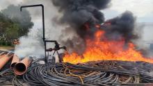 Más de 500 kilogramos de mangueras en desuso fueron consumidos por el fuego; no se reportaron personas lesionadas