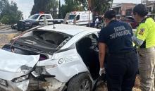 El conductor de un automóvil fue impactado por una locomotora al cruzar las vías del ferrocarril; sufrió lesiones y fue trasladado al HGZ 3 del IMSS