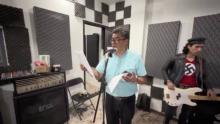 Circula video de Saúl Monreal cantando con un músico que porta una playera nazi