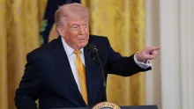 Trump firma nueva estrategia "antiterrorista"; amenaza a gobiernos "cómplices"