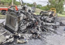 Bomberos del Estado lograron controlar el incendio que consumió por completo la cabina de la pesada unidad en el municipio de Cosío