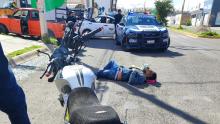 El conductor de una pickup no habría respetado el paso de una vialidad principal y fue detenido tras el accidente