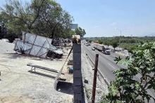 Maquilla el gobierno de Nuevo León zonas pobres del estado para el Mundial 2026: levanta muros y mallas