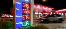 Trump pide a minoristas bajar el precio de la gasolina, tras iniciar guerra en Irán