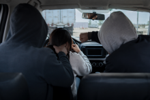 Dos hombres solicitaron un servicio por plataforma, golpearon a la conductora y escaparon con el automóvil que apenas llevaba una semana trabajando