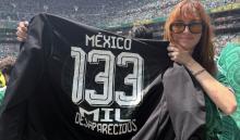 Regina Blandón protesta por los desaparecidos durante el partido entre México y Sudáfrica