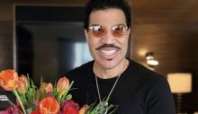 Preocupa estado de salud de Lionel Richie tras sufrir mareo en concierto 