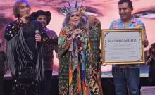 Verónica Castro sale del retiro para ser coronada reina de la Marcha LGBT+ en CDMX