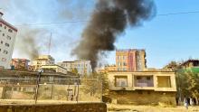 Edificios de Afganistán con columnas de humo derivado de los ataques con bombas por parte de Pakistán