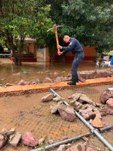Encharcamientos y cortes de luz afectan cinco escuelas; suspenden clases en un plantel tras caída de barda