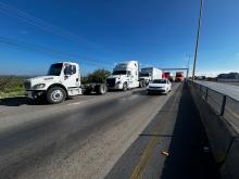 Transportistas de Aguascalientes se manifiestan en la puerta de acceso sur; exigen seguridad en carreteras