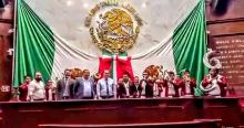 Presidente del Congreso de Michoacán se disculpa por cantar "narcocorrido" en el pleno 