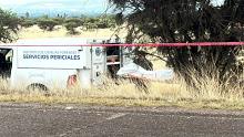 Investigan si fue impactado por un auto o perdió el control y se salió de la carretera