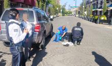 Intentaba cruzar entre vehículos cuando fue impactada por una camioneta sobre la calle Moctezuma