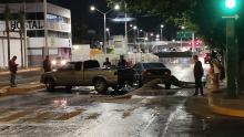 La camioneta giró sobre el paso a desnivel, impactó estructuras de la vialidad y terminó involucrando a otro vehículo