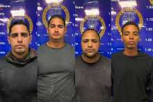 Fotografías verticales con fondo azul, oficiales de la detención de los cuatro policías venezolanos que robaron dinero de entre los escombros