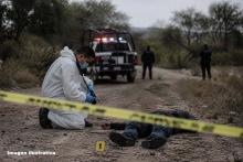 La víctima, de 38 años, fue localizada sin vida en un predio rústico; la Fiscalía ya investiga el homicidio para identificar y detener a los responsables
