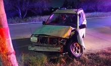 El conductor perdió el control de su camioneta durante la madrugada, subió al camellón y se estrelló; los daños fueron calculados en aproximadamente 40 mil pesos