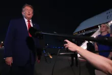 Trump confirma que lo sacaron en secreto en un contendor de catering de un avión y minimiza el hecho
