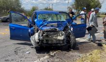 Un joven conductor terminó atrapado dentro de un Nissan March y los rescatistas tuvieron que retirar hasta el volante para poder sacarlo
