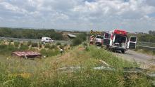 Aparatosa volcadura moviliza a bomberos, Cruz Roja y Policía Estatal; los lesionados quedaron atrapados dentro de la cabina