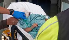 El animal logró atravesar un alambrado y la atacó; presenta mordeduras en la cabeza, abdomen y brazo izquierdo