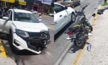 Al cruzar López Mateos y 16 de Septiembre con el semáforo en rojo, una camioneta los impactó