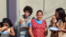 Selena Gomez, Benny Blanco y Becky G disfrutan de un "Burrito mexicano"
