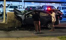 El auto se incrustó en la división de la lateral con la entrada al paso a desnivel
