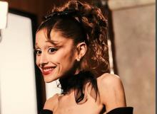 Ariana Grande aclara que su pausa no fue por las críticas; su madre sale en su defensa