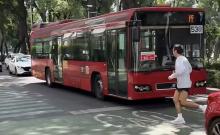 Metrobús lanza recomendaciones a Harry Styles por cruzar avenidas sin precaución