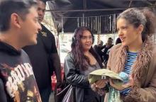Rosalía sorprende a fans durante su paseo por La Lagunilla en la CDMX