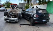 Un automóvil terminó con las llantas hacia arriba tras impactar dos vehículos estacionados; el conductor resultó ileso