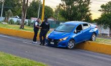 El automovilista hizo un cambio de carril sin precaución; por fortuna el accidente no dejó personas lesionadas