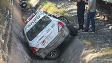 El conductor del taxi 3029 salió por su propio pie y prácticamente ileso; viajaba solo cuando el ferrocarril golpeó el vehículo del lado del copiloto