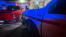 Perdió el control y se estrelló contra la unidad de emergencia que estaba estacionada; los daños fueron estimados en 100 mil pesos